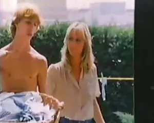 Nóng, nóng,, hàng xóm cậu bé