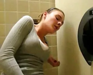 Phòng tắm đẹp trai, cặp đôi trên khuôn mặt bạn gái tuyệt đẹp làm,