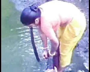 Tình làng, ở nơi công cộng