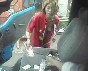 Cô gái trên đường phố