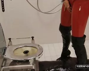 Boxing, sống trong nhà vệ sinh