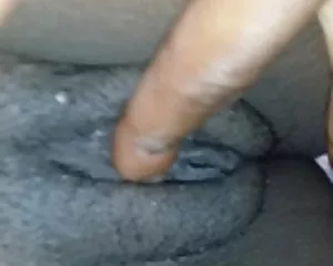 Cô chạm vào bản thân mình, chạm vào mình