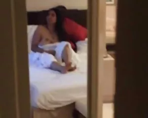 Trong phòng dịch vụ phòng, nói