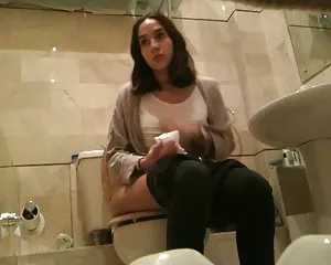 Đánh lén trong nhà vệ sinh nhà vệ sinh