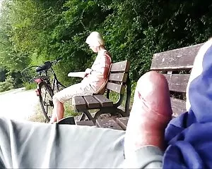 Bà già, ở nơi công cộng, trong công viên, bãi đỗ xe, công viên