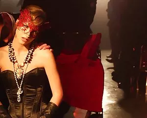 Tình yêu mang mặt nạ, mặt nạ cô đẹp gợi tình yêu